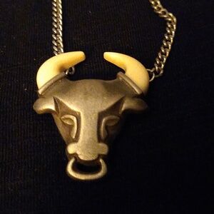 VINTAGE 1978 AVON WILD COUNTRY PEWTER BULL HEAD SILVER TONE NECKLACE